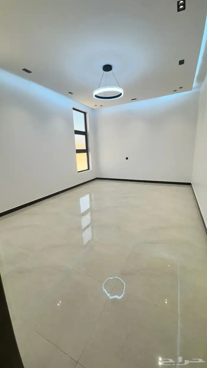 ادوار ممتازه في موقع مميز حي الحزم مساحه 300م 2