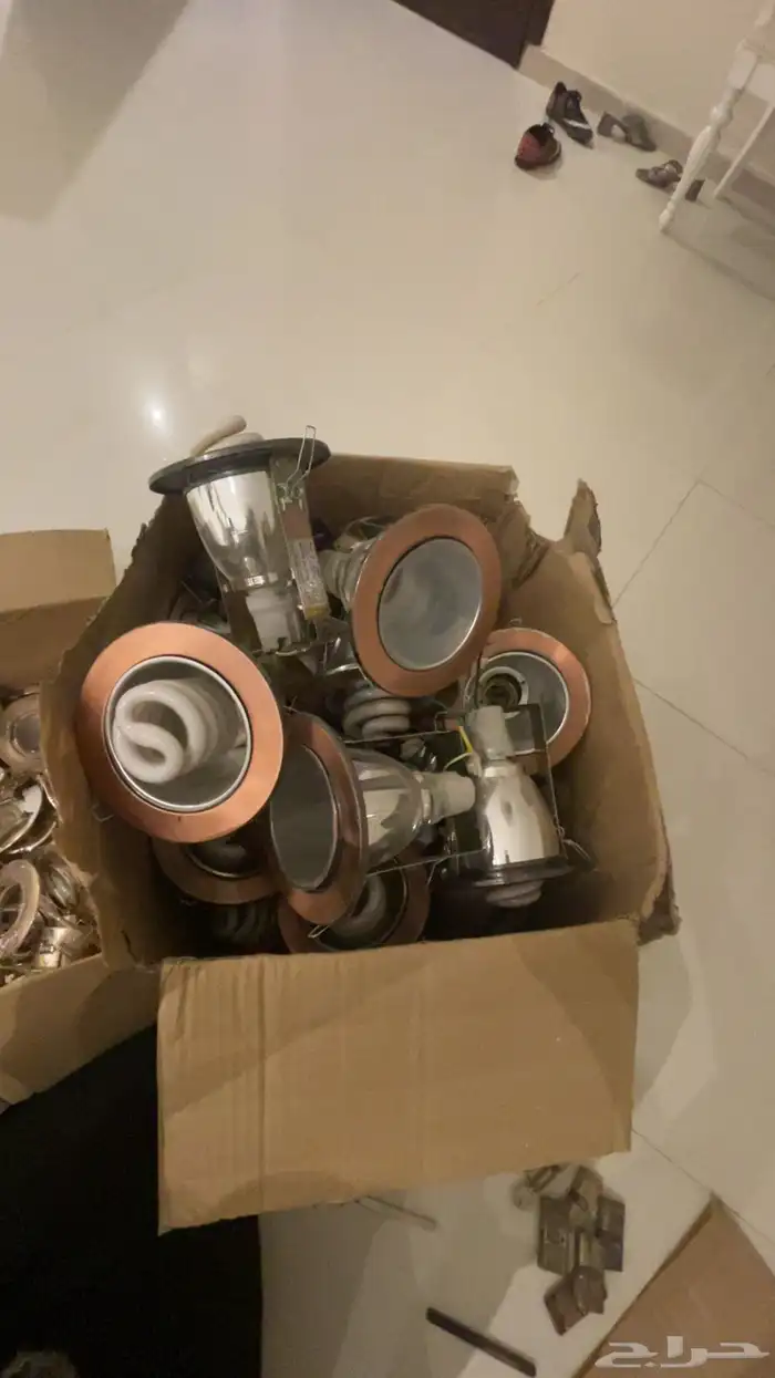 افياش كهرباء مستعمله و سبوت لايت مستعمله و مقابض ابواب مست 1