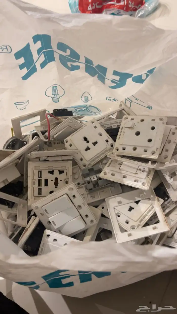 افياش كهرباء مستعمله و سبوت لايت مستعمله و مقابض ابواب مست 3