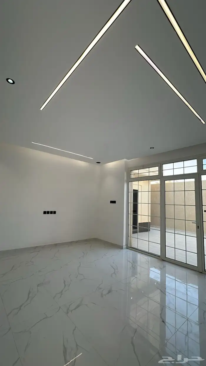 للبيع فيلا زاويه مع شقتين مستقلة وغرفه سائق حي ظهرة لبن 375م 4