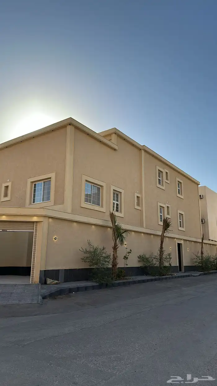 للبيع فيلا زاويه مع شقتين مستقلة وغرفه سائق حي ظهرة لبن 375م 1