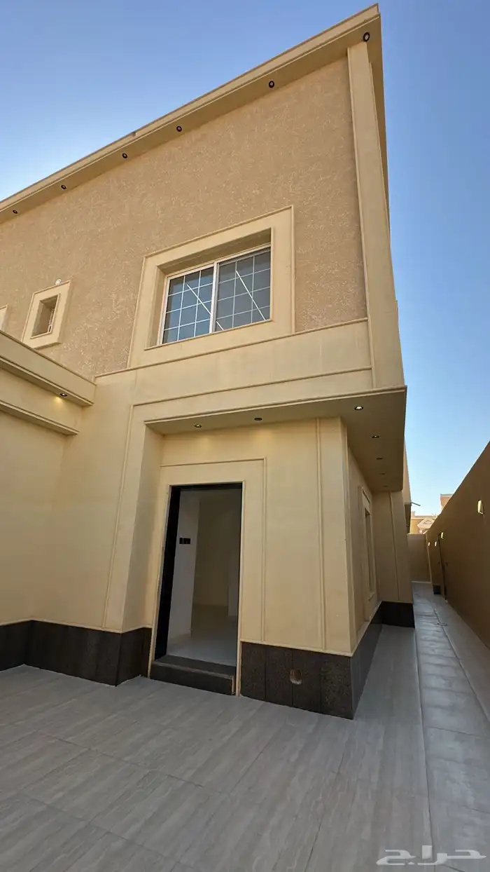 للبيع فيلا زاويه مع شقتين مستقلة وغرفه سائق حي ظهرة لبن 375م 2