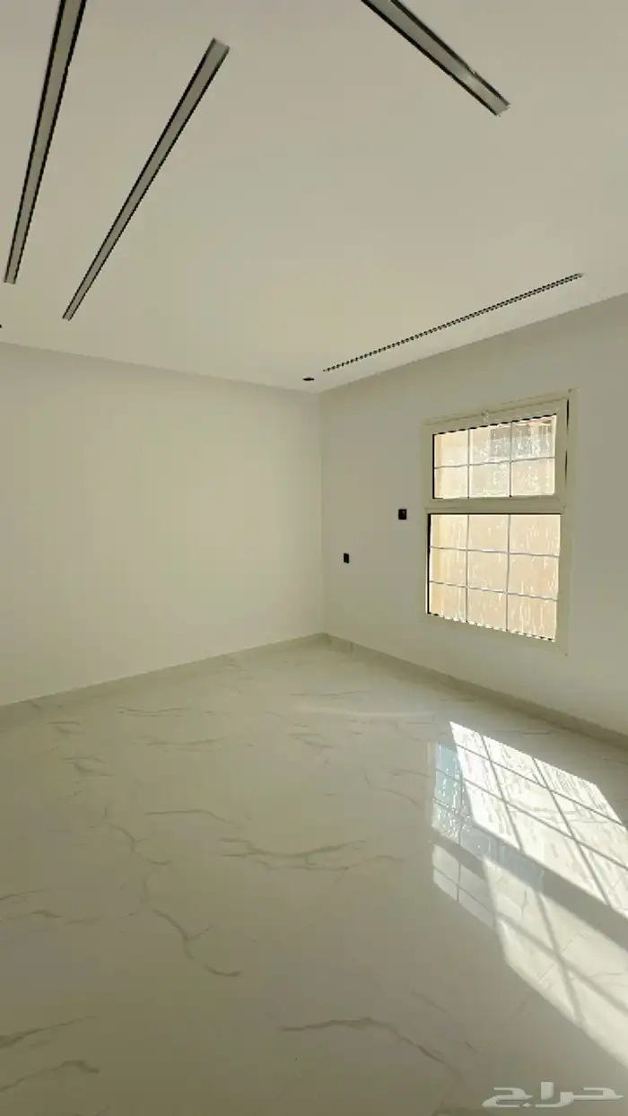 للبيع فيلا زاويه مع شقتين مستقلة وغرفه سائق حي ظهرة لبن 375م 21