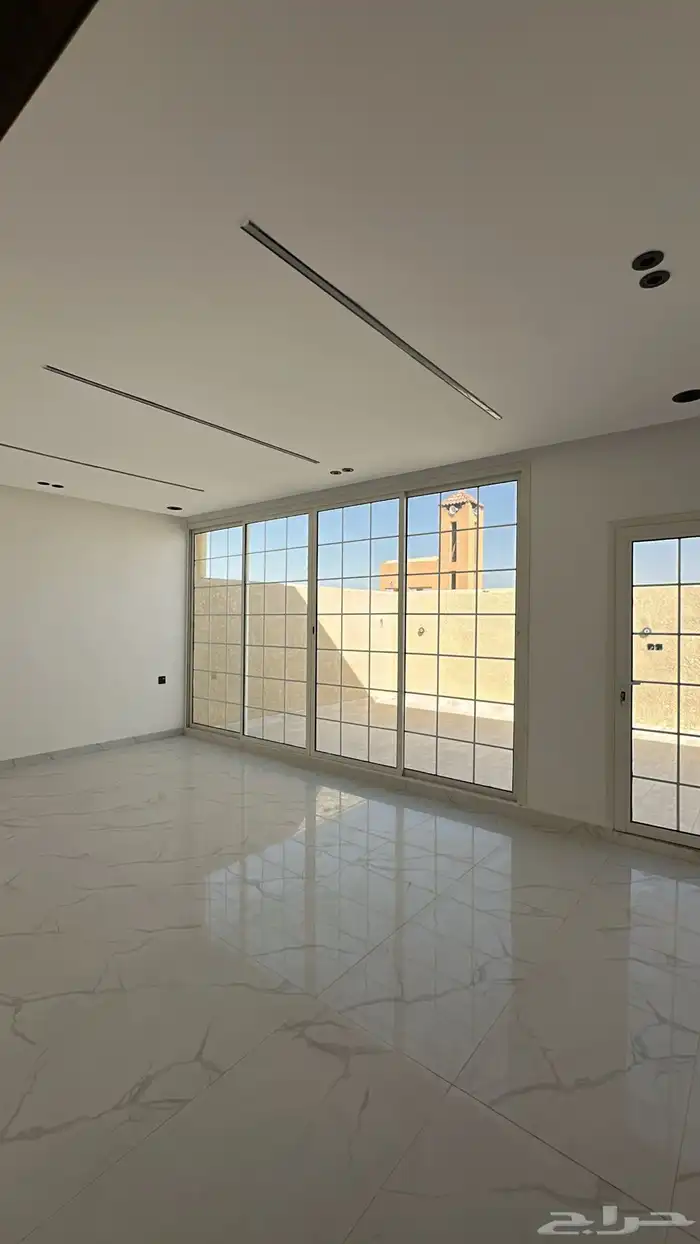 للبيع فيلا زاويه مع شقتين مستقلة وغرفه سائق حي ظهرة لبن 375م 15