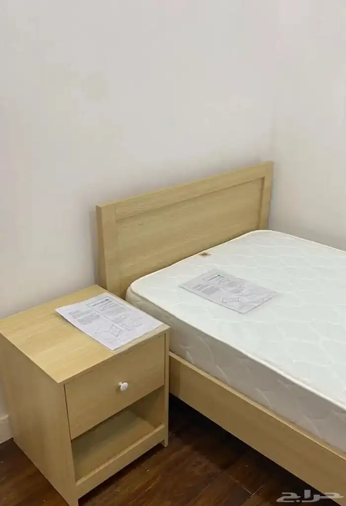 للبيع غرفه نوم وتسريحه من هوم سنتر 4