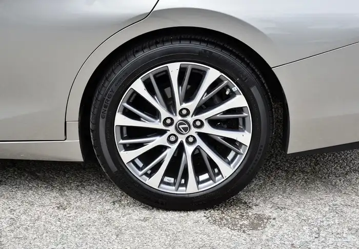 لكزس ES 350 موديل 2020 3