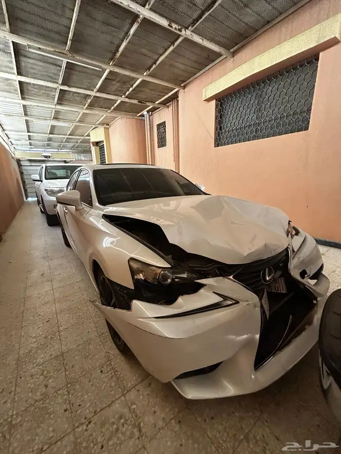 لكزس ارنوب 250 is مصدومة2015 واللوحه خارج البيعه 2