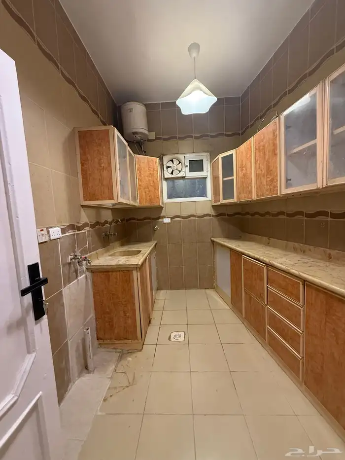 شقة راقية للايجار في العقيق 8