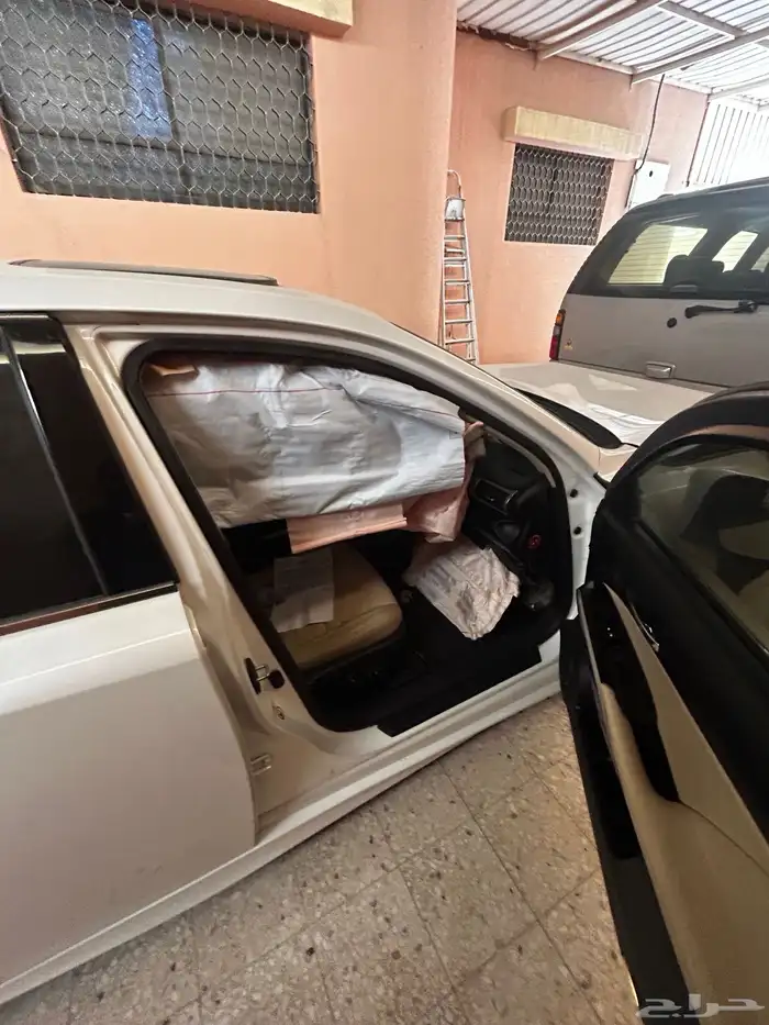 لكزس ارنوب 250 is مصدومة2015 واللوحه خارج البيعه 3