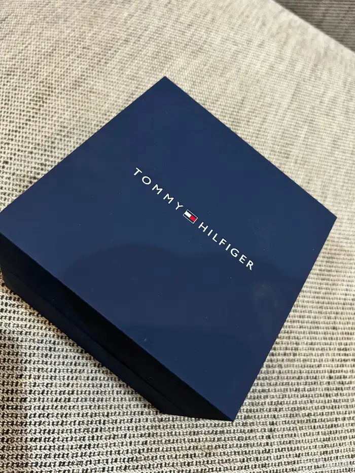 ساعة Tommy Hilfiger أصلية   جديدة غير مستعملة 1