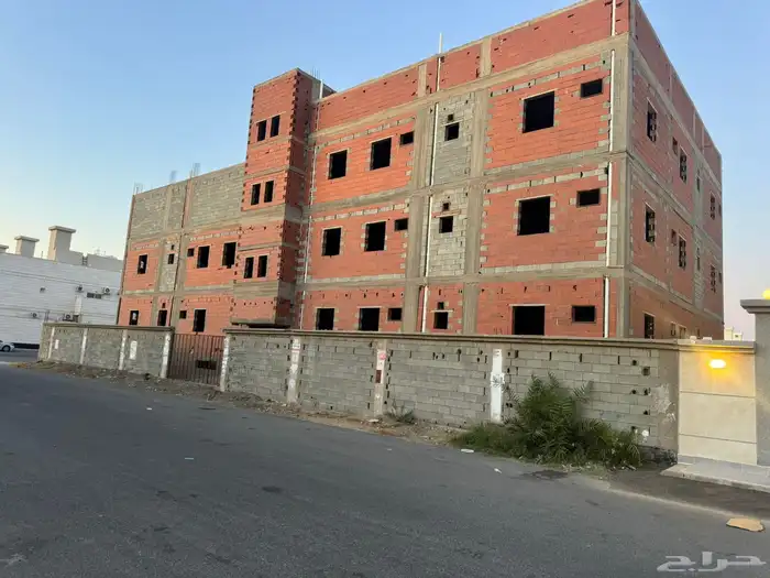 عماره عظم حي الرياض المساحه 900م على شارعين 1