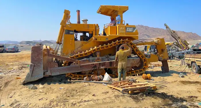 عدد اثنين بلدوزر D9R موديل 2007 الزااهد 4