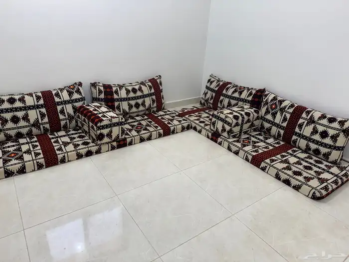 جلسات كراسي ومخاد لون حجازي نظيفه 0