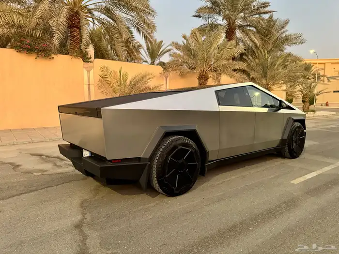 سايبر تراك تسلا Foundation 10