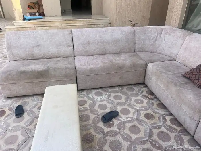 كنب خمس قطع تقربيا 6 متر حرف L لايوجد فيها تلف 1
