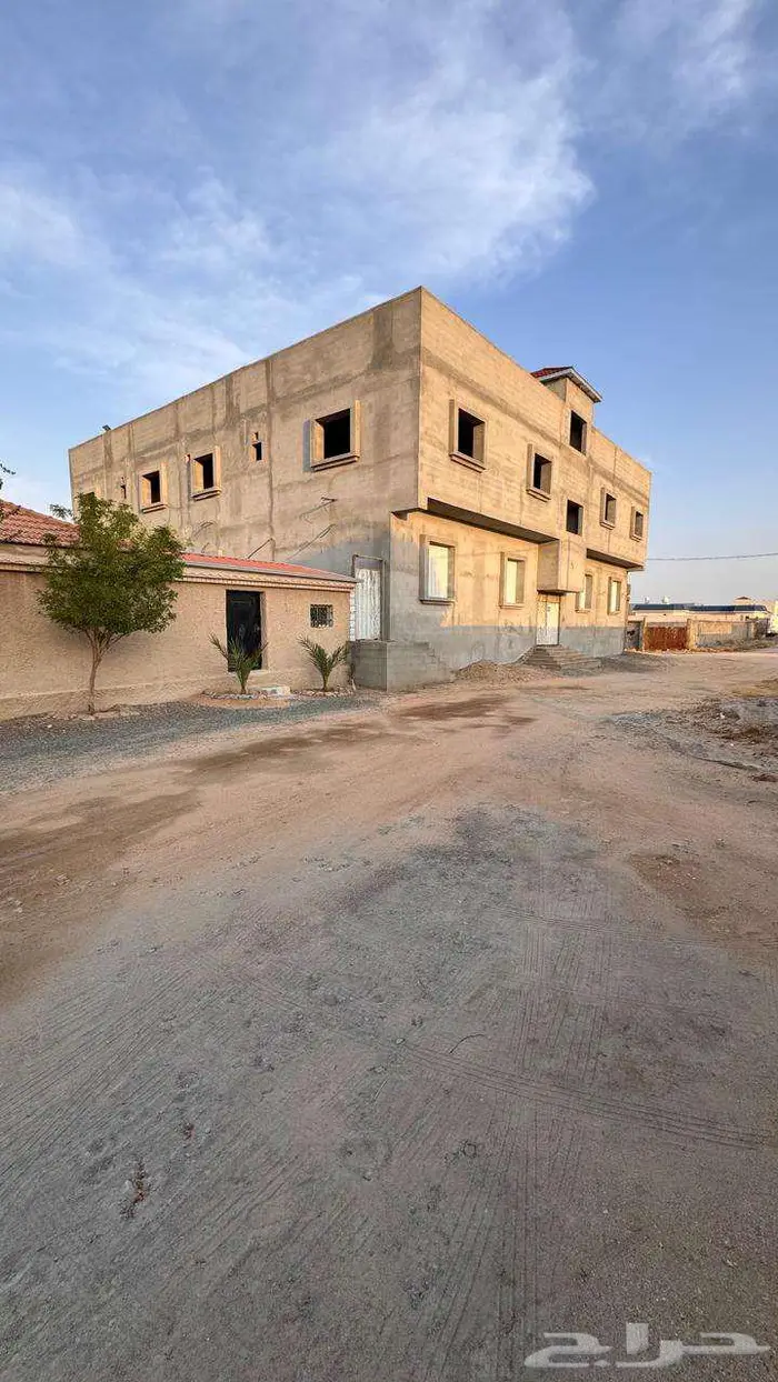 للبيع بيت بحوش كبير ومزرعة وعمارة عظم على 4 واجهات بالطائف 18