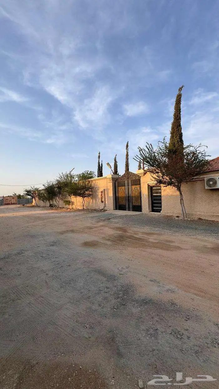 للبيع بيت بحوش كبير ومزرعة وعمارة عظم على 4 واجهات بالطائف 2