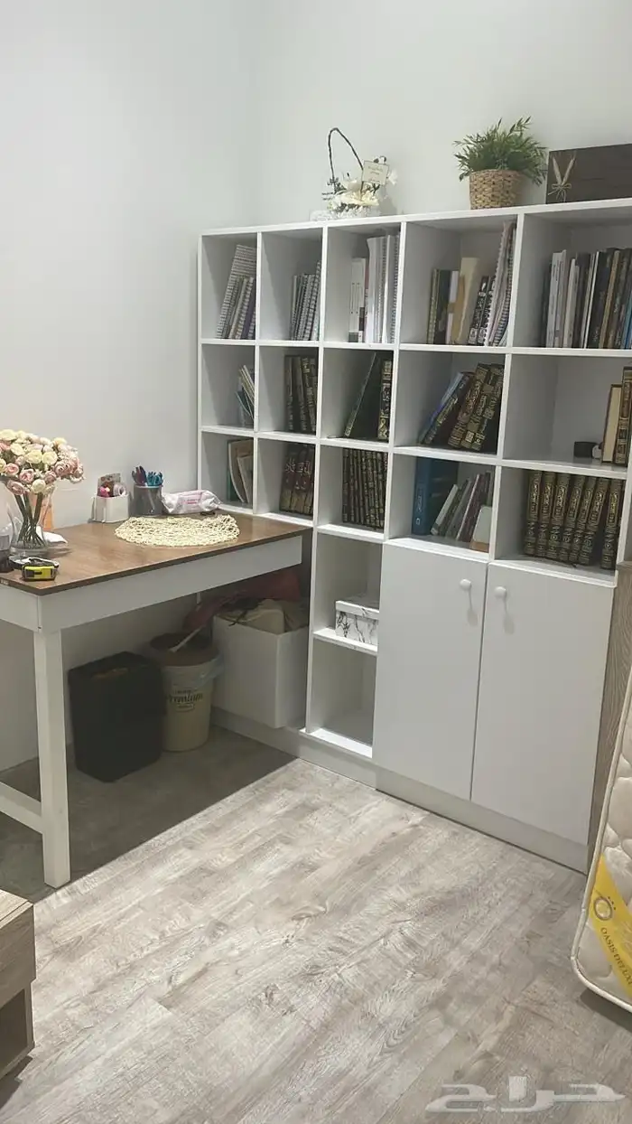 مكتب ومكتبه ابيض وخشبي مع ادراج 1