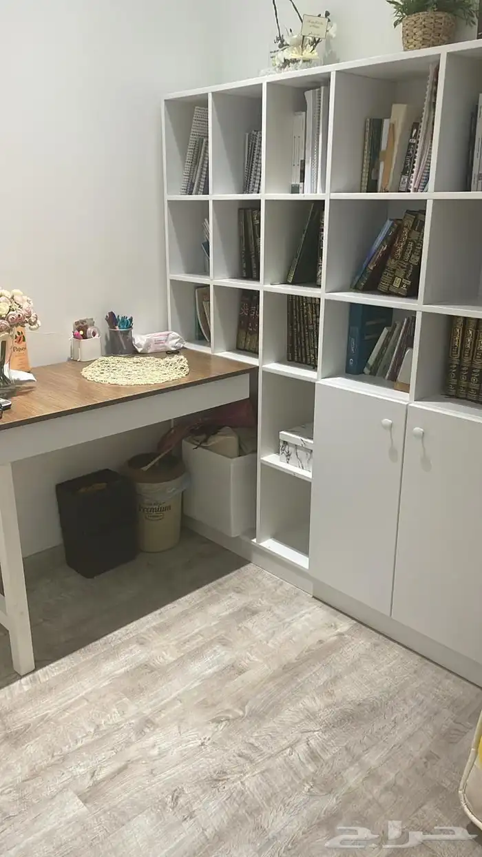 مكتب ومكتبه ابيض وخشبي مع ادراج 0