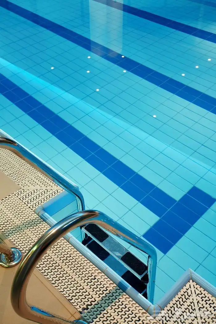 مدرب سباحه 0