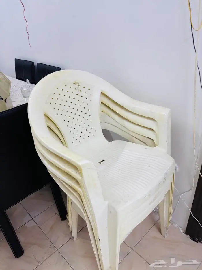كراسي بلاستيك وستارة 0