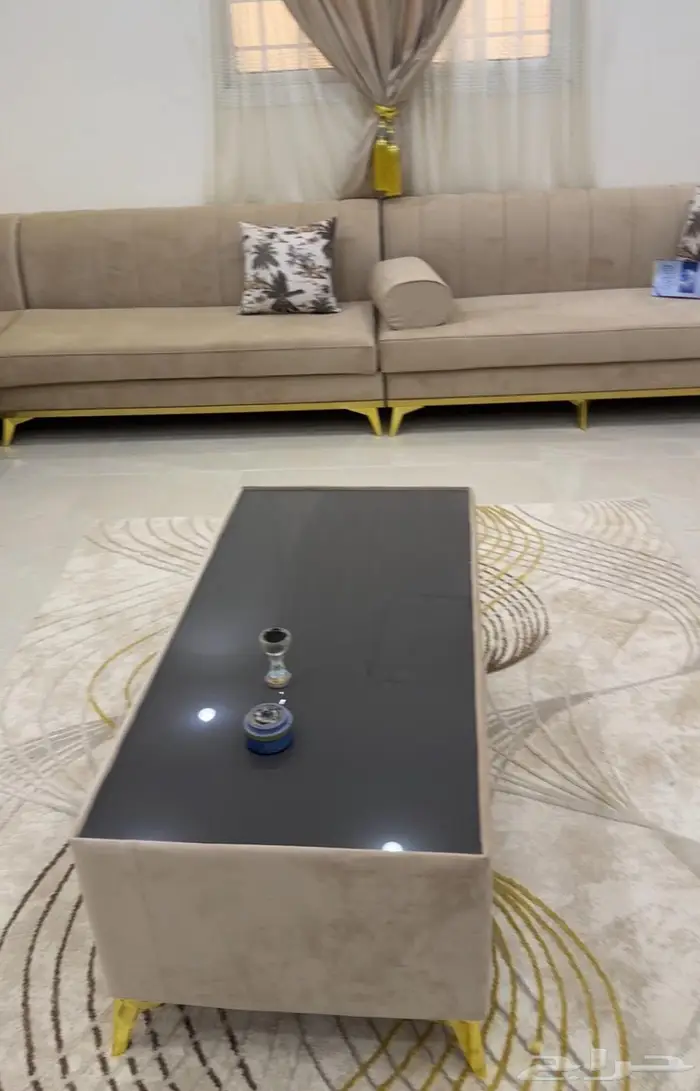 مجلس 5في 6 نظيف وجديد بيج بذهبي مع طاولة وستائر 0
