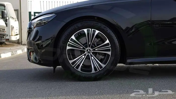 2025 MERCEDES-BENZ E 200 2.0L RWD اصفار مع ضمان 19