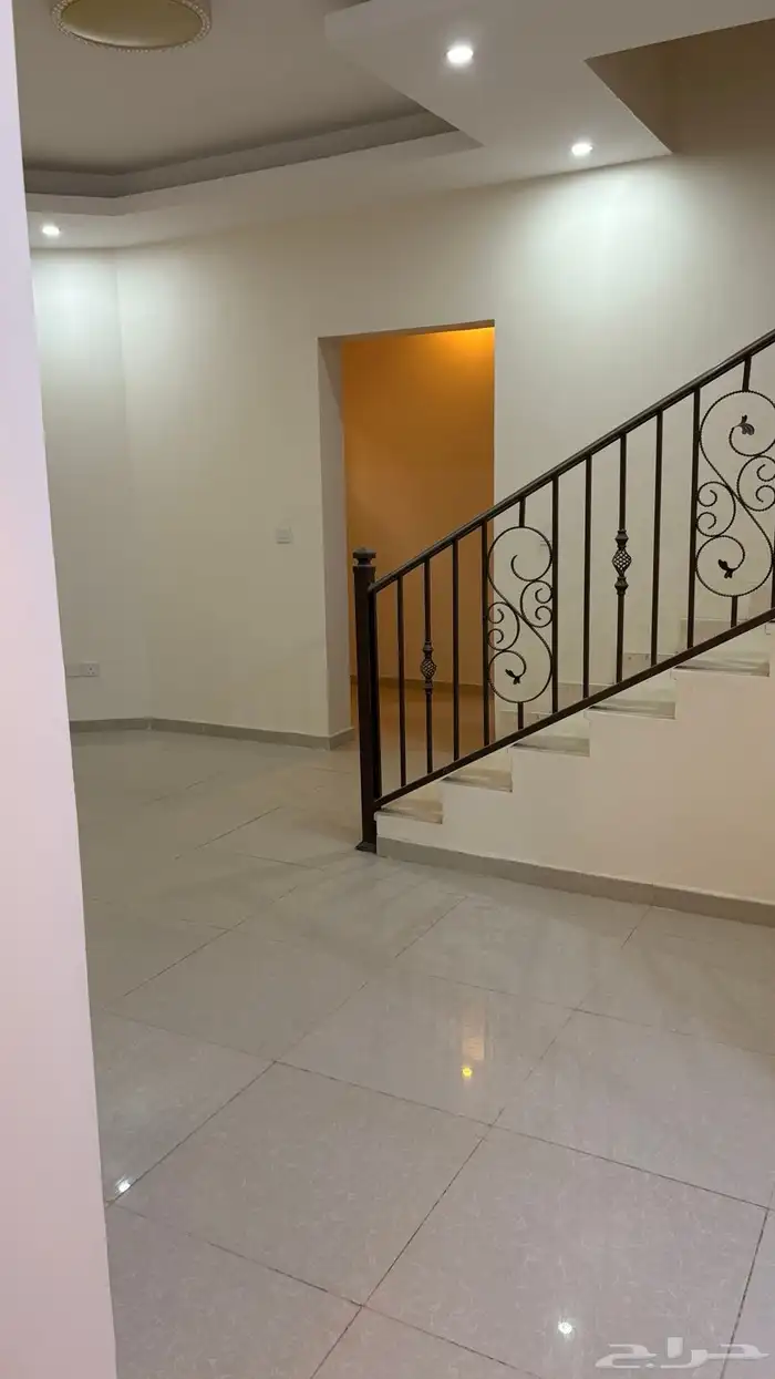 فله للبيع موقعها ممتاز جدا  حي الرانونا 19