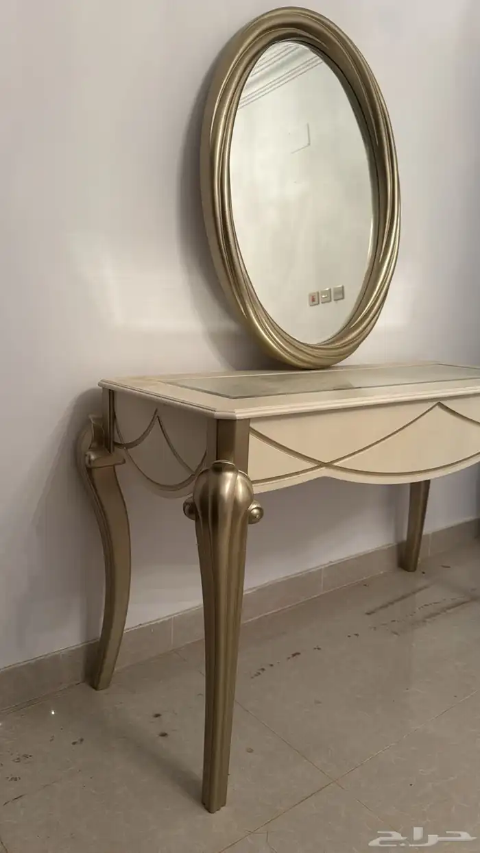 للبيع طاولة مدخل من هوم سنتر جديده 0