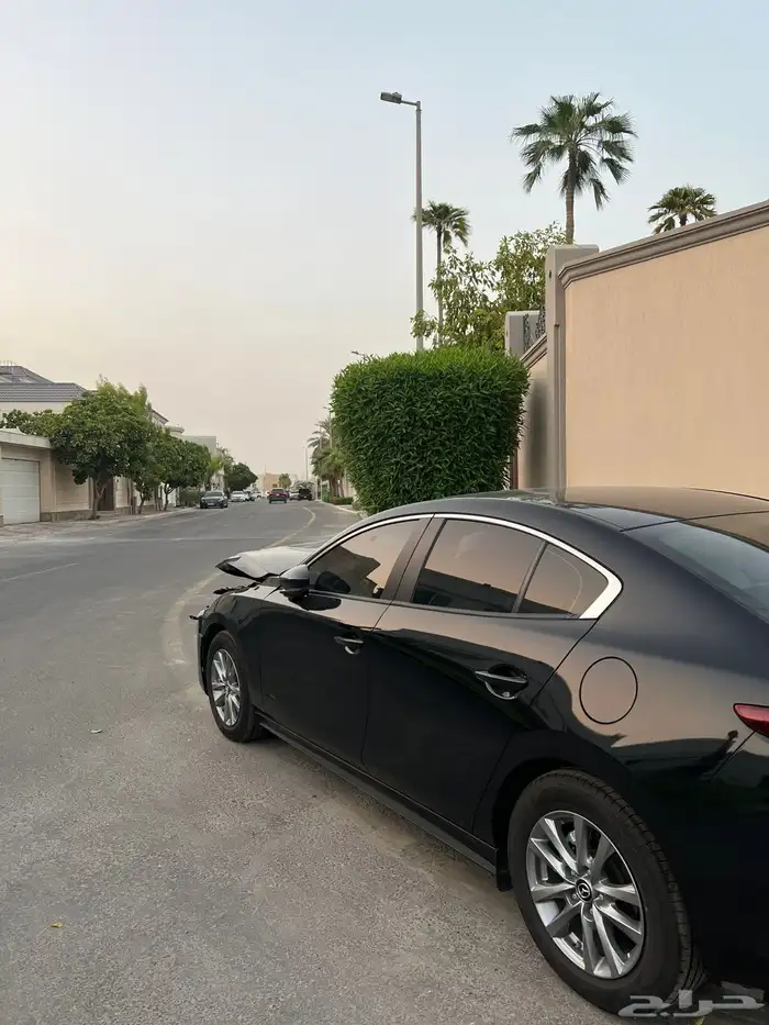 مازدا 3 2025 اللون أسود ملكي 3