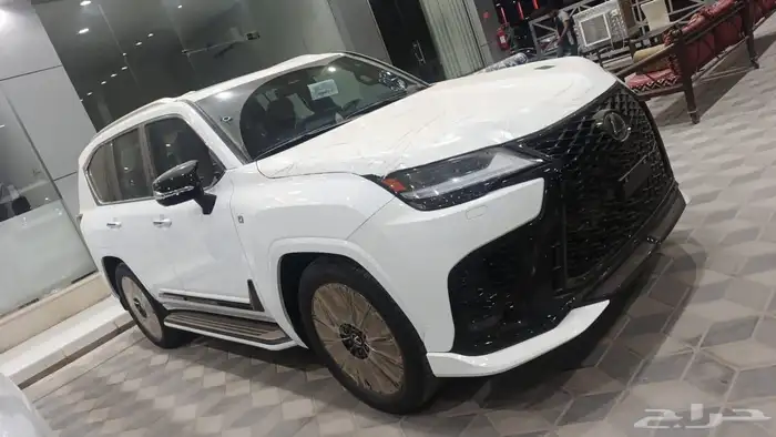 لكزس اف سبورت 2025 ابيض سعودي 2