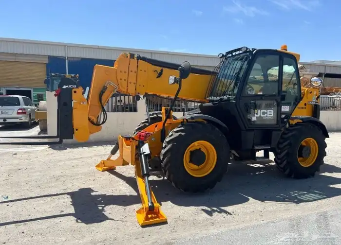 Bucklouder JCB and Telehender JCB bobcat for rent 1