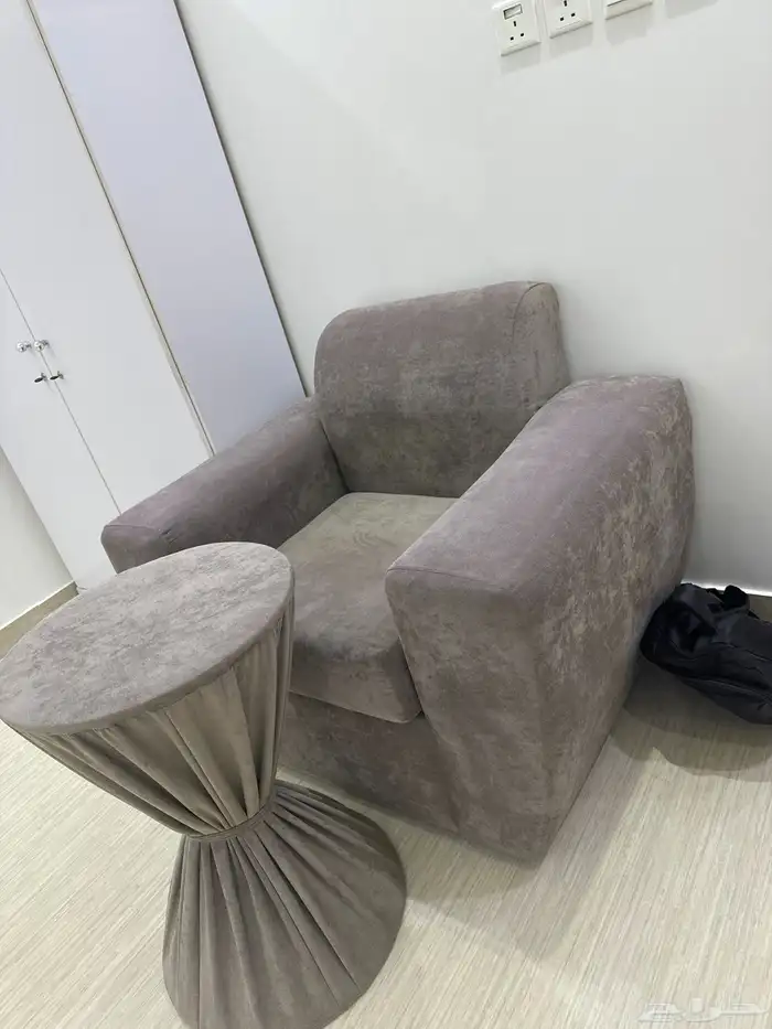 كنب للبيع شبه جديد سبع قطع يتسع ل تسعه اشخاص مع طاولتين 1