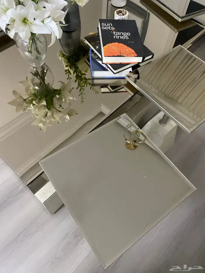 طاوله كبيره مع 4خدمه نظيفه بس طاوله وحده صغيره فيها خدش 2