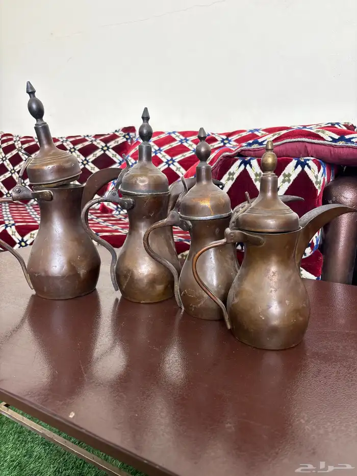 طقم دلال قديمه ثنين منهم الرسلان 0