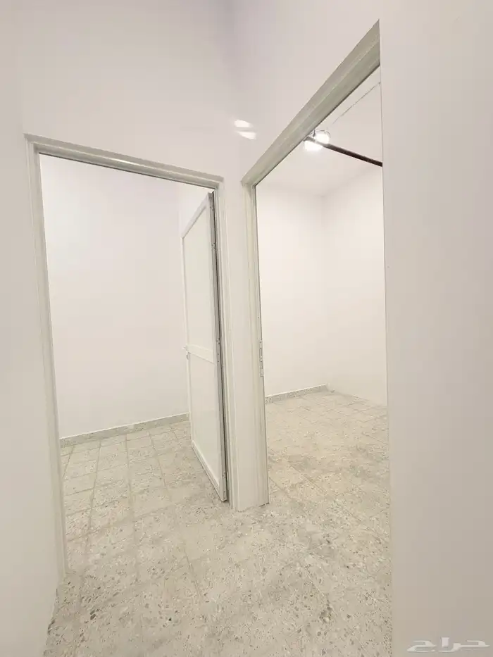 مواقف سيارات ومستودعات للإيجار 3