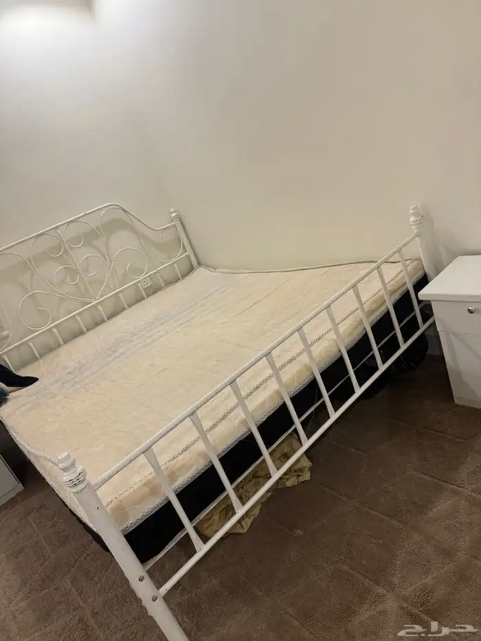 سرير للبيع مع المرتبه 1