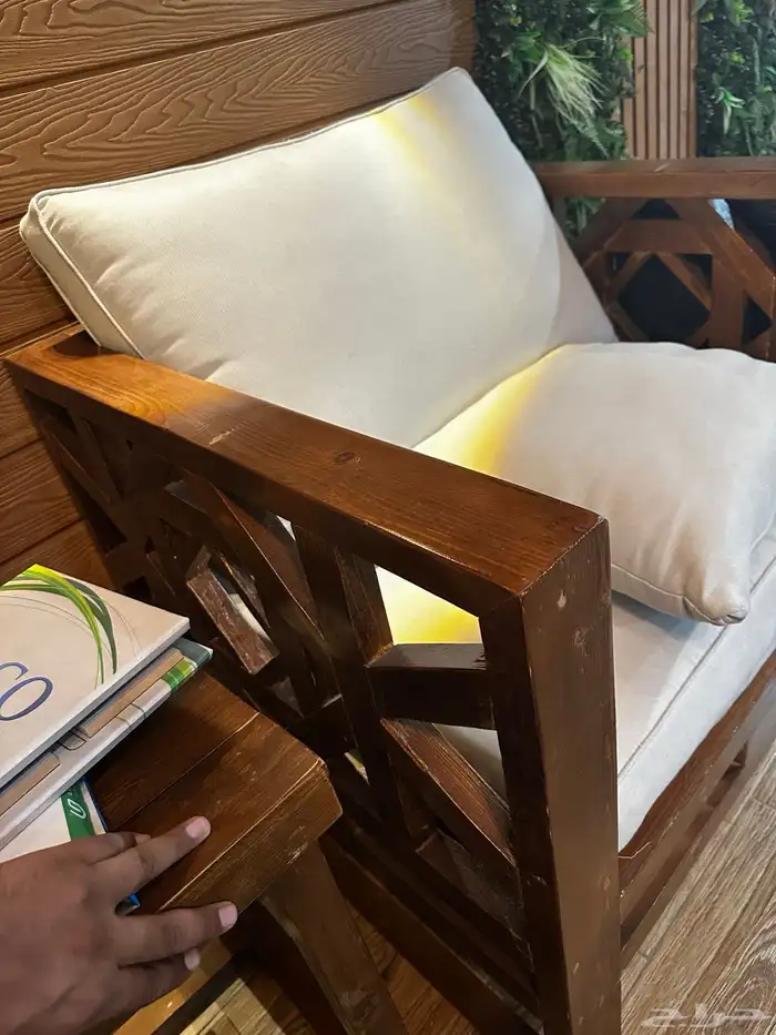 2 كرسي حدائق خشب قوي وممتاز شبه جديد للبيع 1
