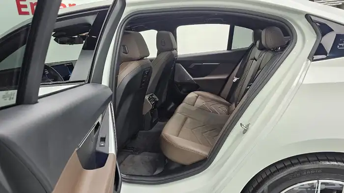 للاستيراد من كوريا _ BMW 520i M kit _ 2024 7