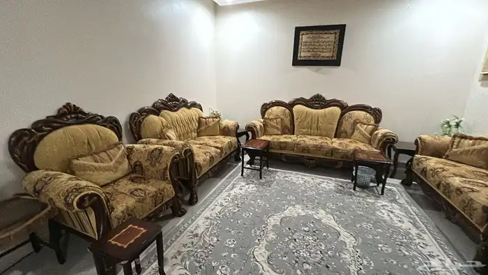غرفة نوم مع مرتبة كامل و كنب مجلس و طاولة طعام 4