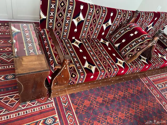 مجلس شعبي للون احمر ملكي 0