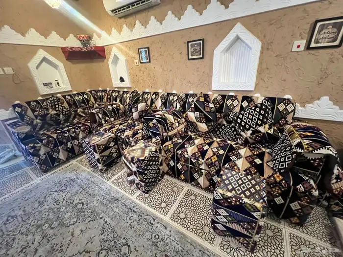 طقم كنب وجلسة ارضية و3 طاولات 0