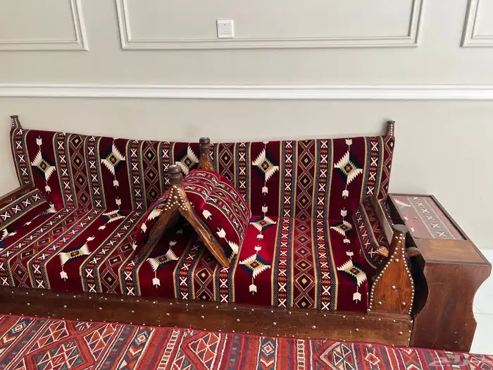 مجلس شعبي للون احمر ملكي 1