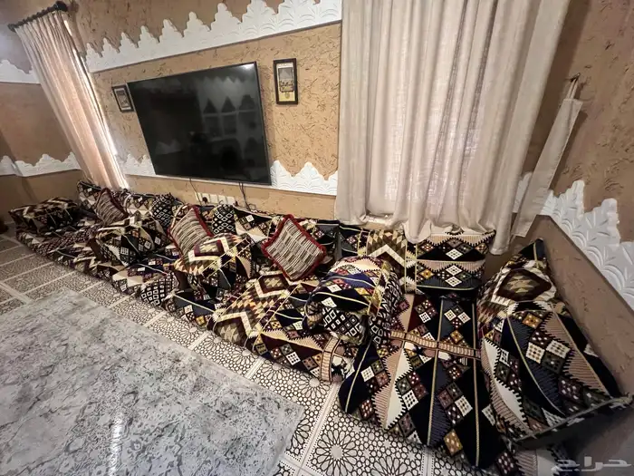 طقم كنب وجلسة ارضية و3 طاولات 1