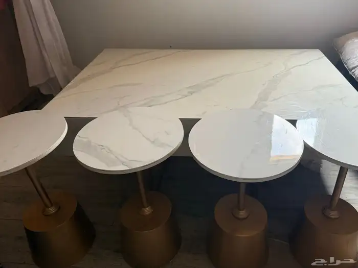 طاولة رخام للبيع مع اربع طاولات خدمة 0