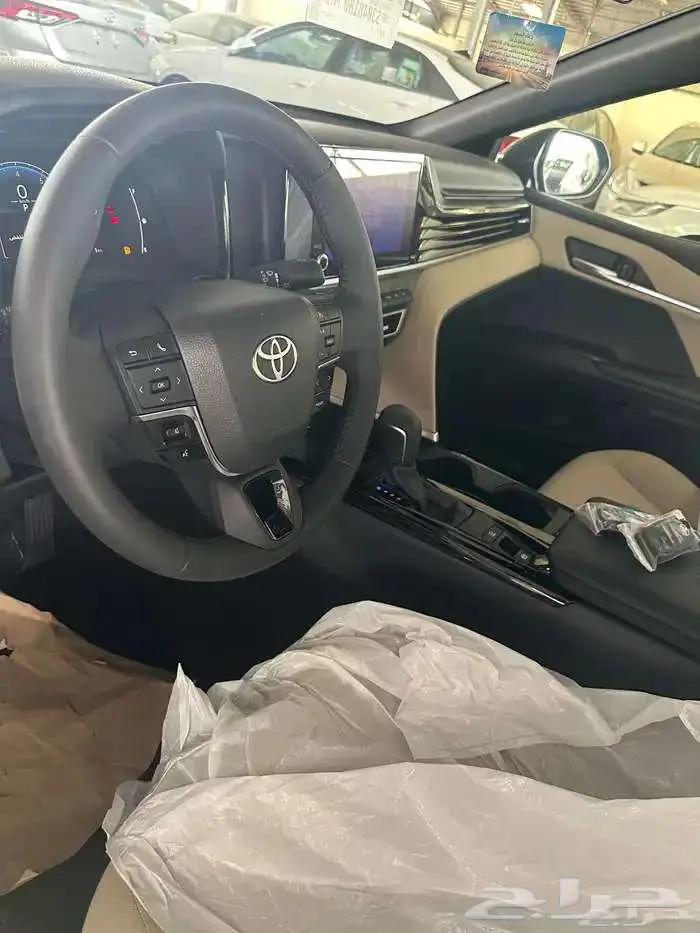 كامري اسود بنزين LE موديل 2025 3