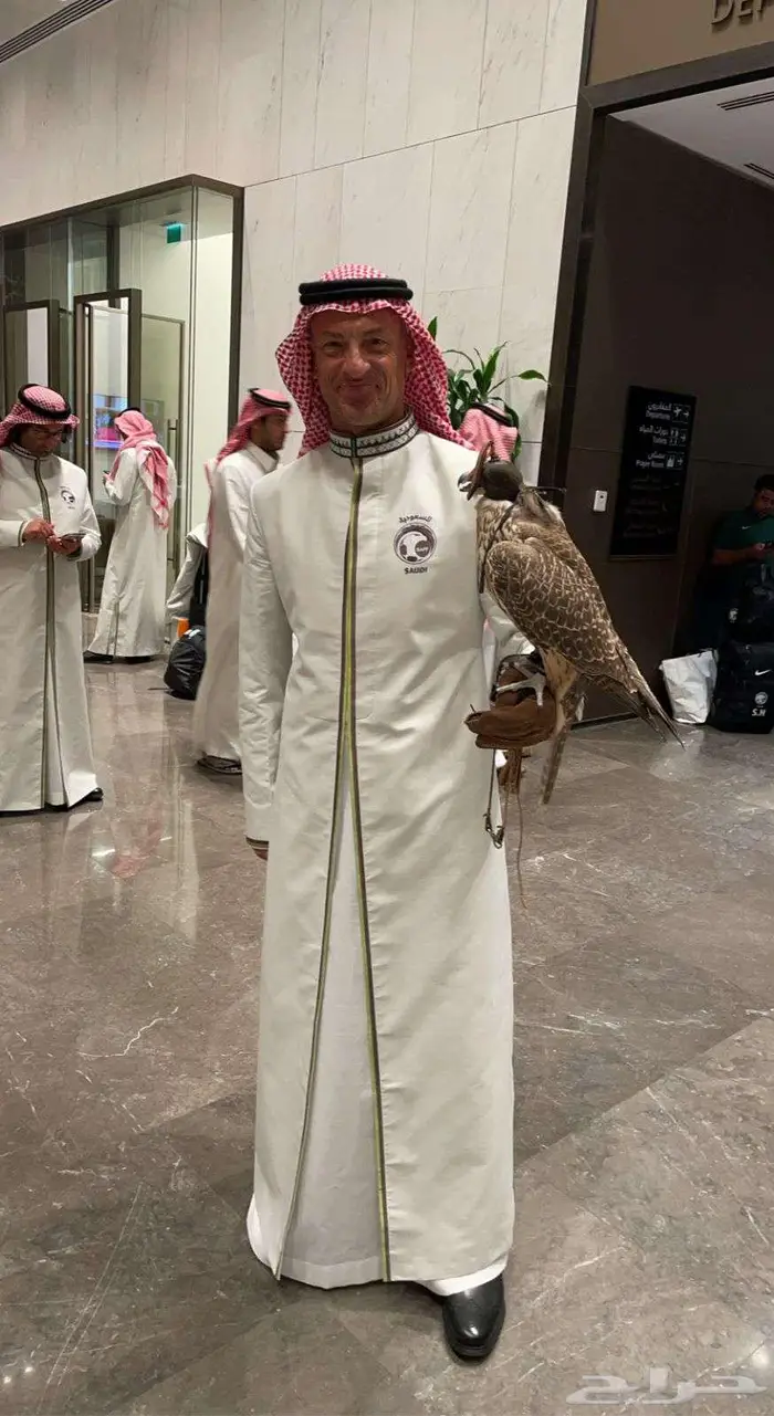 عرض صقر مع صقار بمناسبة اليوم الوطني 0