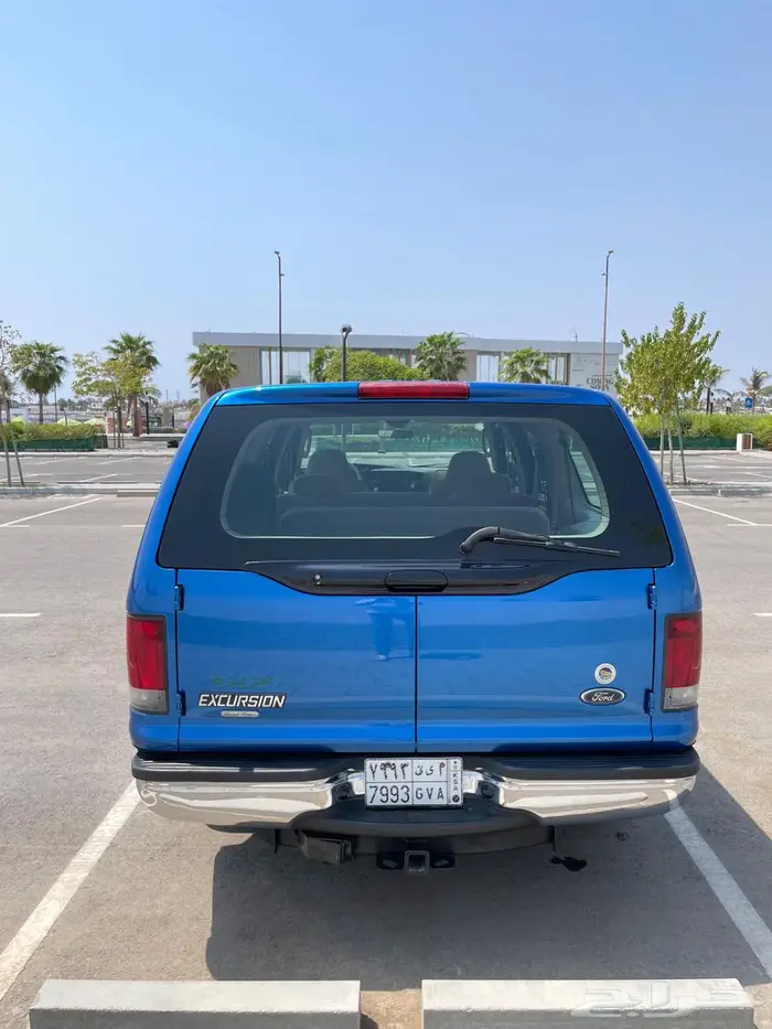 Ford Excursions 2004 3