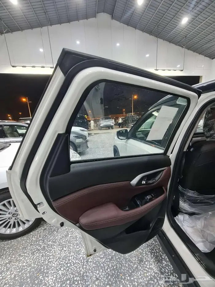 تويوتا اوربان كروزر 2025 GLX 12