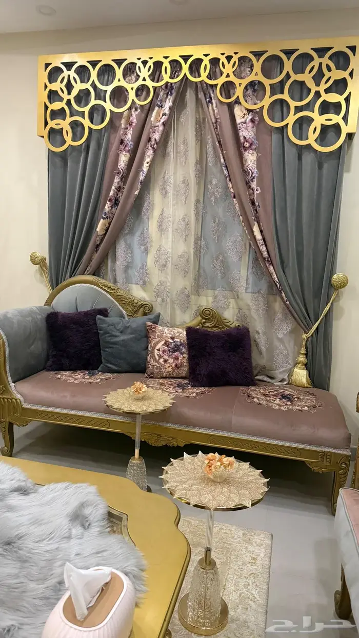كنب مجلس مع الطاولات والستائر 3